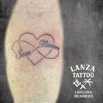 Fine line infinity tattoo with names, created at Lanza Tattoo in Puerto del Carmen.